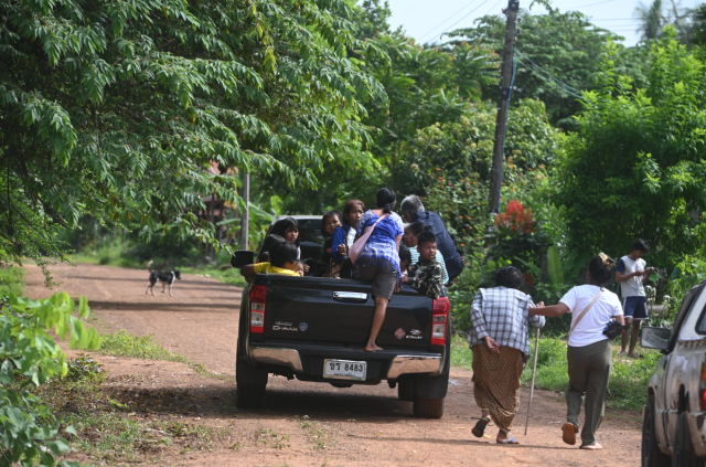 7月24日,在泰柬边境的泰国素林府,民众准备撤离。新华社发