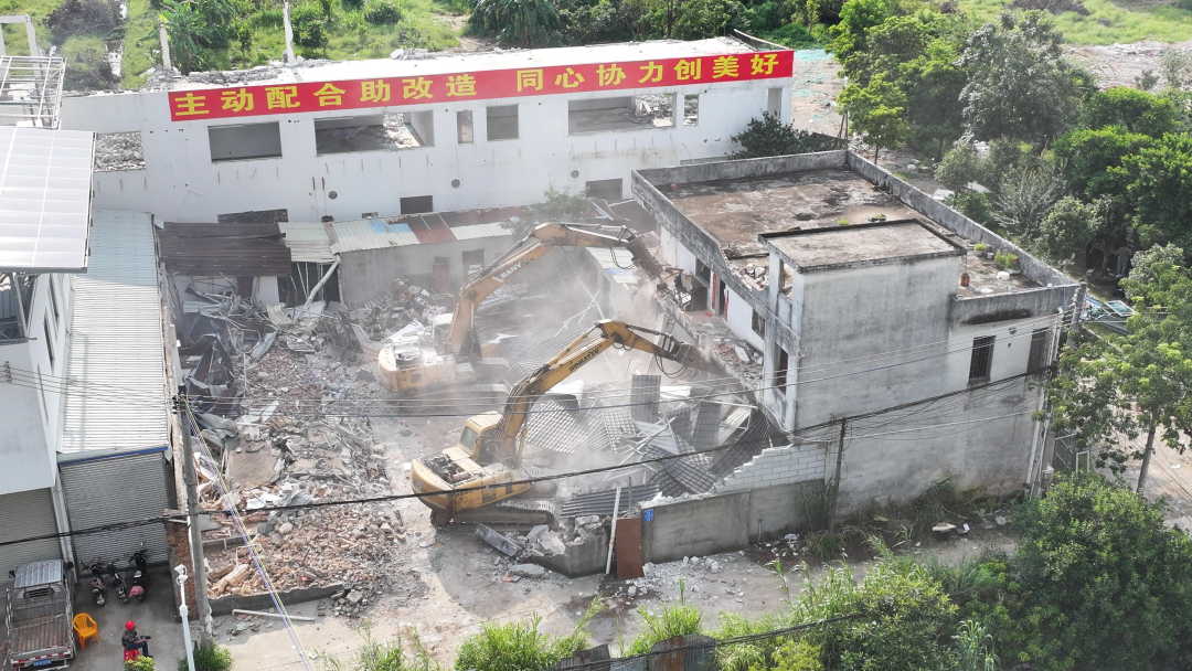 城郊街东风村城中村改造项目复建住宅区最后一栋房屋清拆现场。通讯员供图