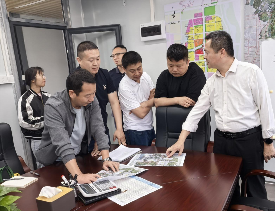 城郊街党政领导班子研究部署动迁工作。通讯员供图1