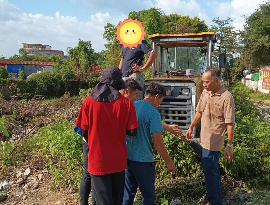 动迁组工作人员实地测量村民土地。通讯员供图2