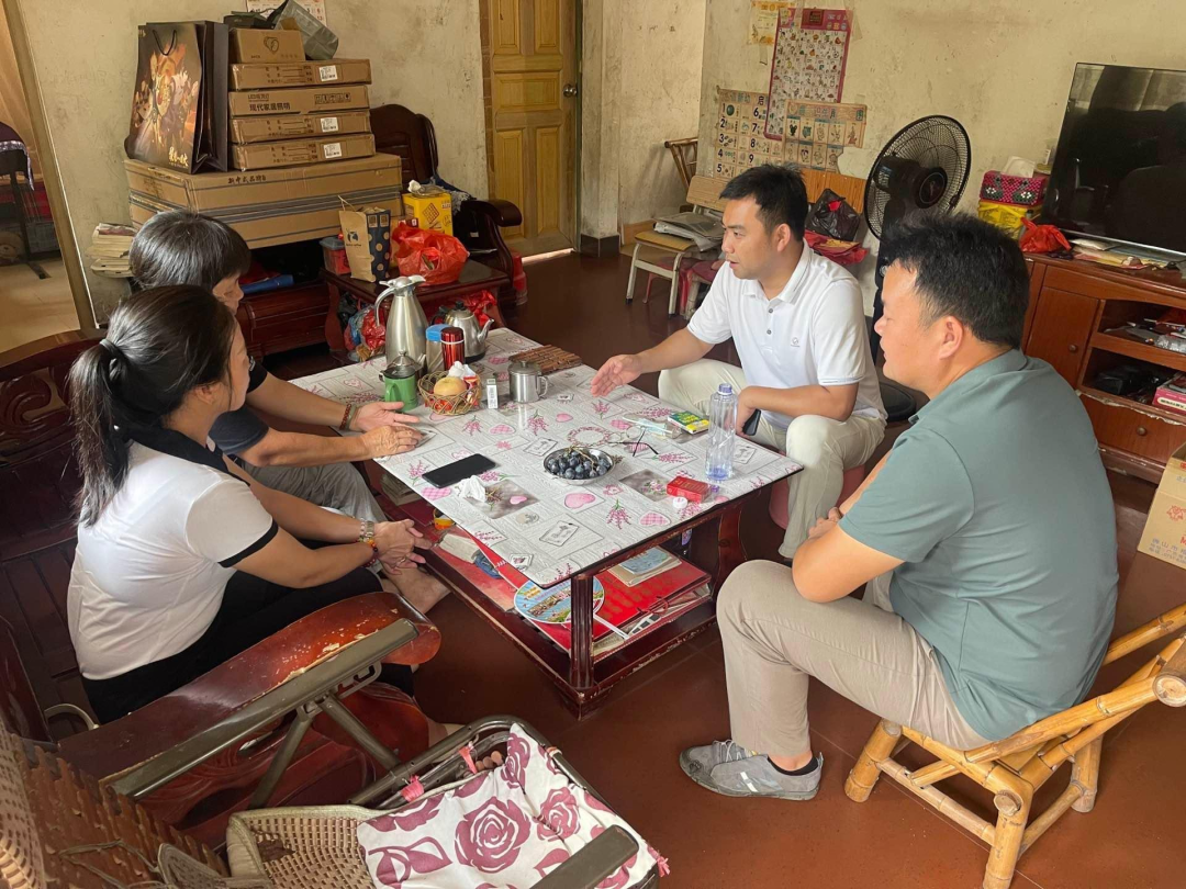 工作人员入户宣传城中村改造相关政策。通讯员供图1