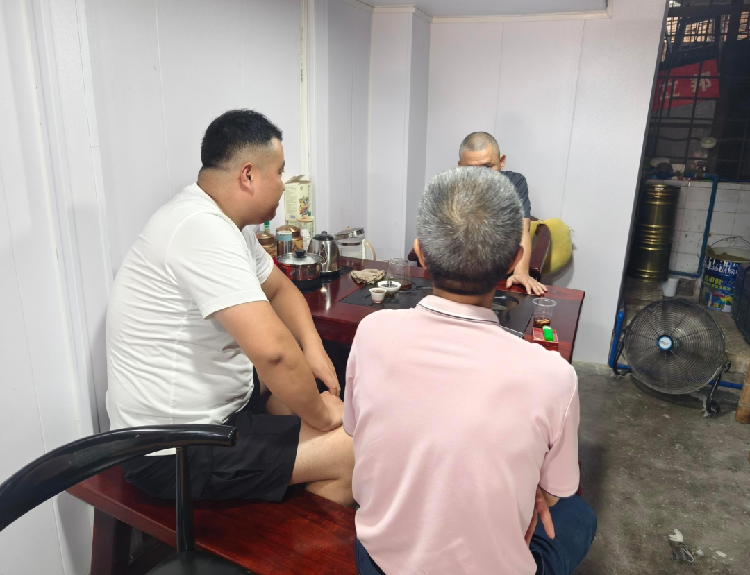 工作人员入户宣传城中村改造相关政策。通讯员供图2