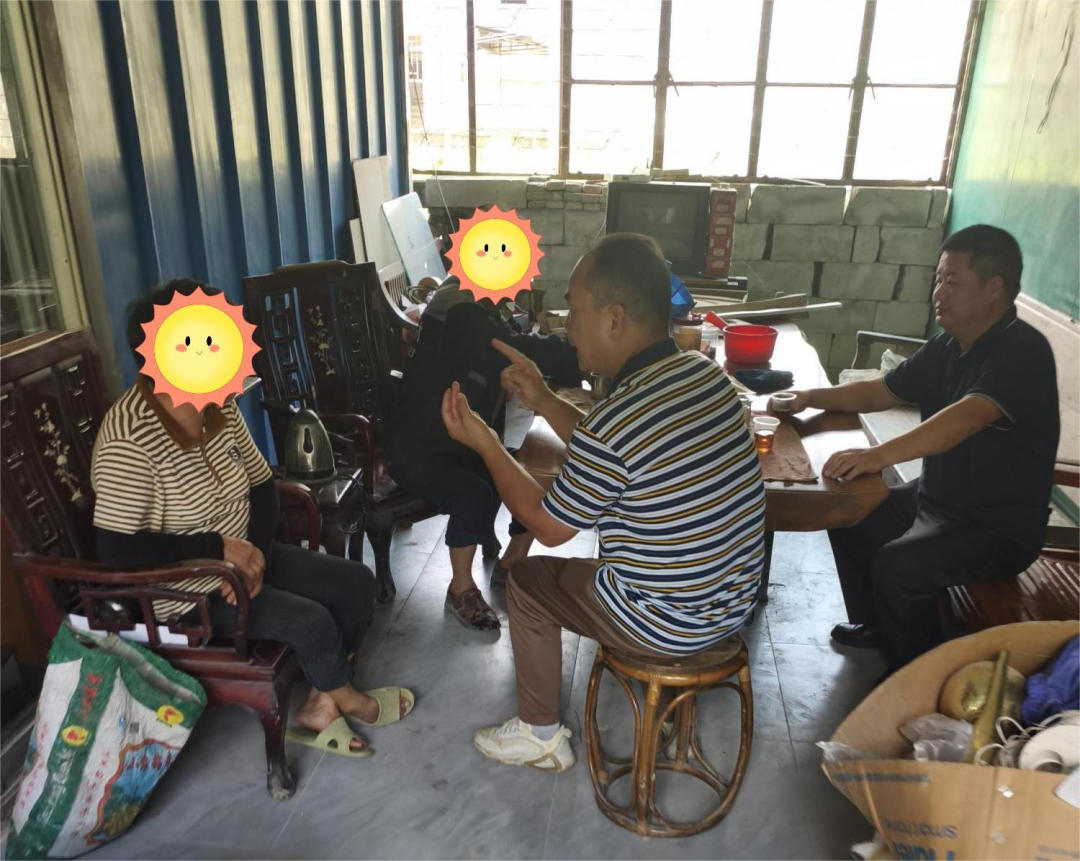 工作人员入户宣传城中村改造相关政策。通讯员供图