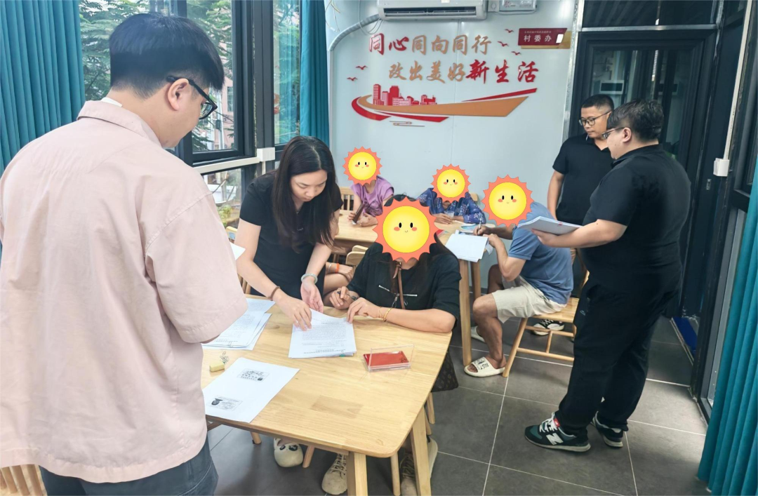 工作人员与村民拆迁补偿安置协议。通讯员供图