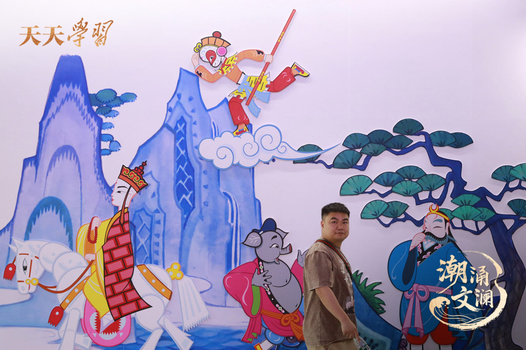 潮涌文澜丨之江潮涌 文脉绵长 2024年5月29日,杭州,市民在第二十届中国国际动漫节上参观。