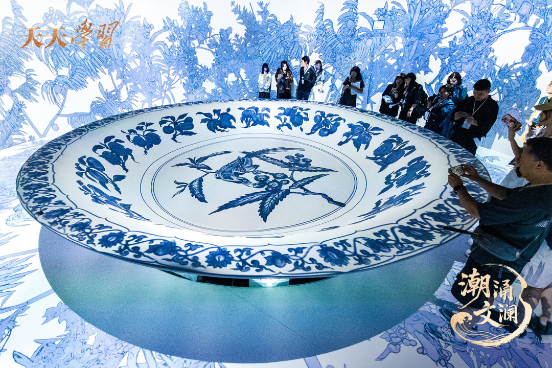 潮涌文澜丨之江潮涌 文脉绵长 2025年5月13日,“‘纹’以载道——故宫博物院沉浸式数字体验展”亮相香港故宫文化博物馆。