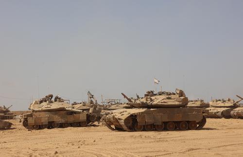 这是7月29日在加沙边境以色列一侧拍摄的以军坦克。