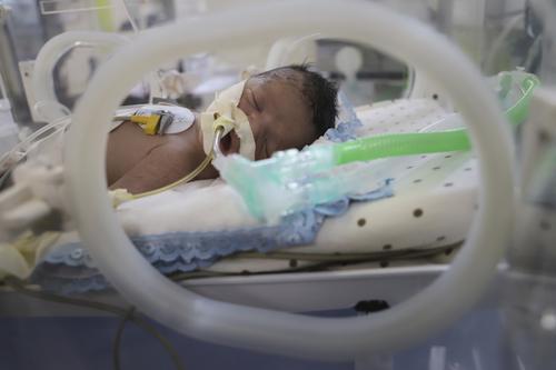 这是7月28日在加沙地带南部汗尤尼斯拍摄的一名新生儿,她的母亲在以军袭击中丧生。