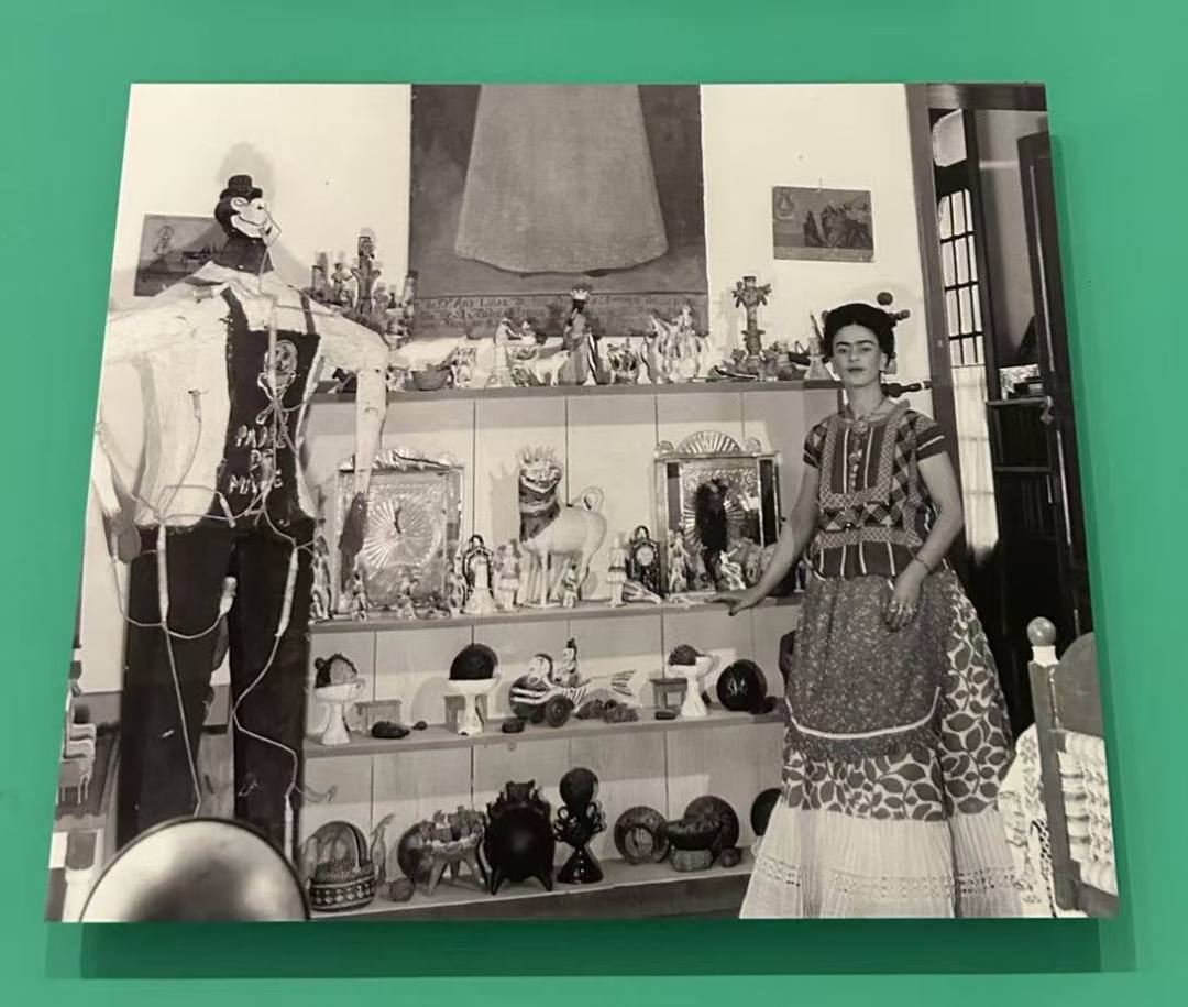 弗里达站在她的蓝屋之中