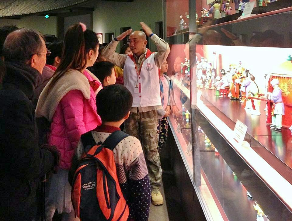 李巍作为粤博志愿者为观众讲解