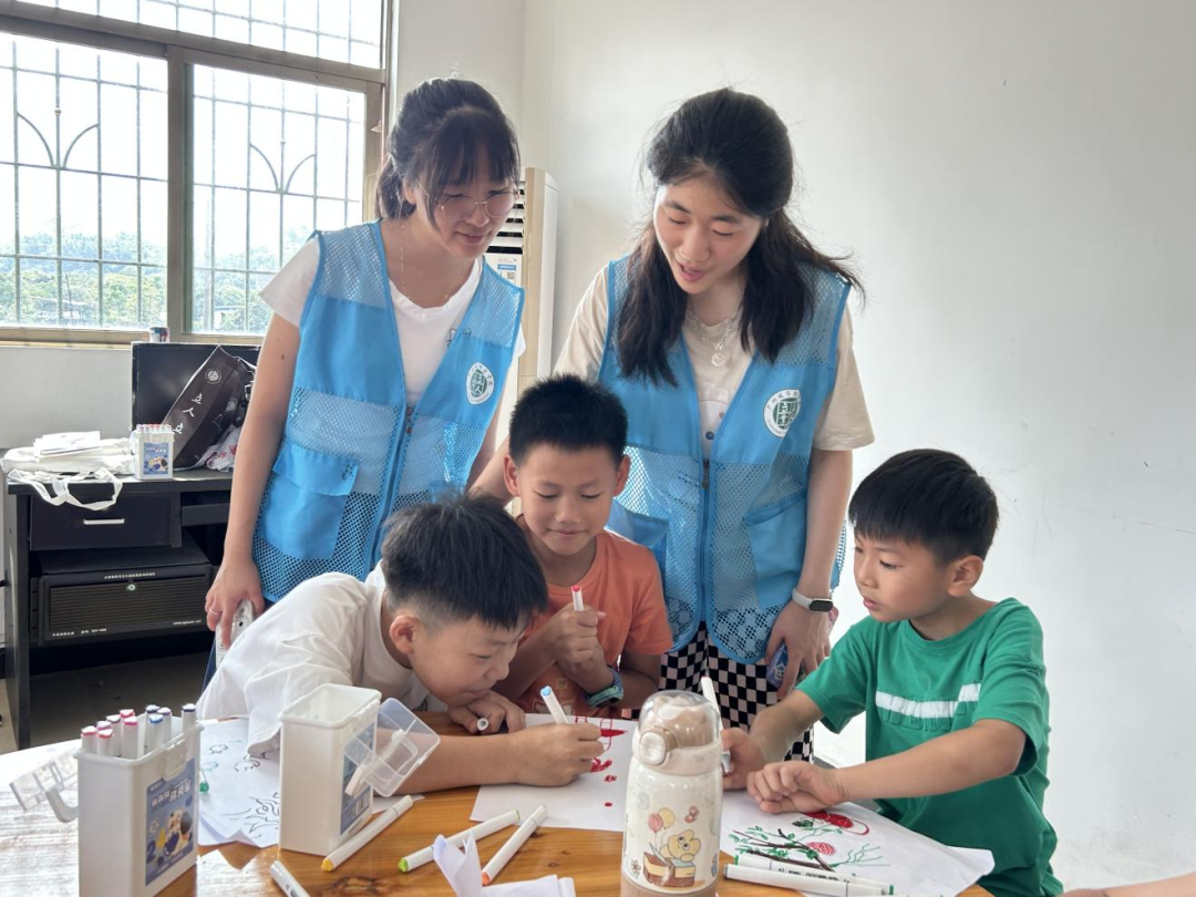 志愿者指导孩子们绘家乡特产。