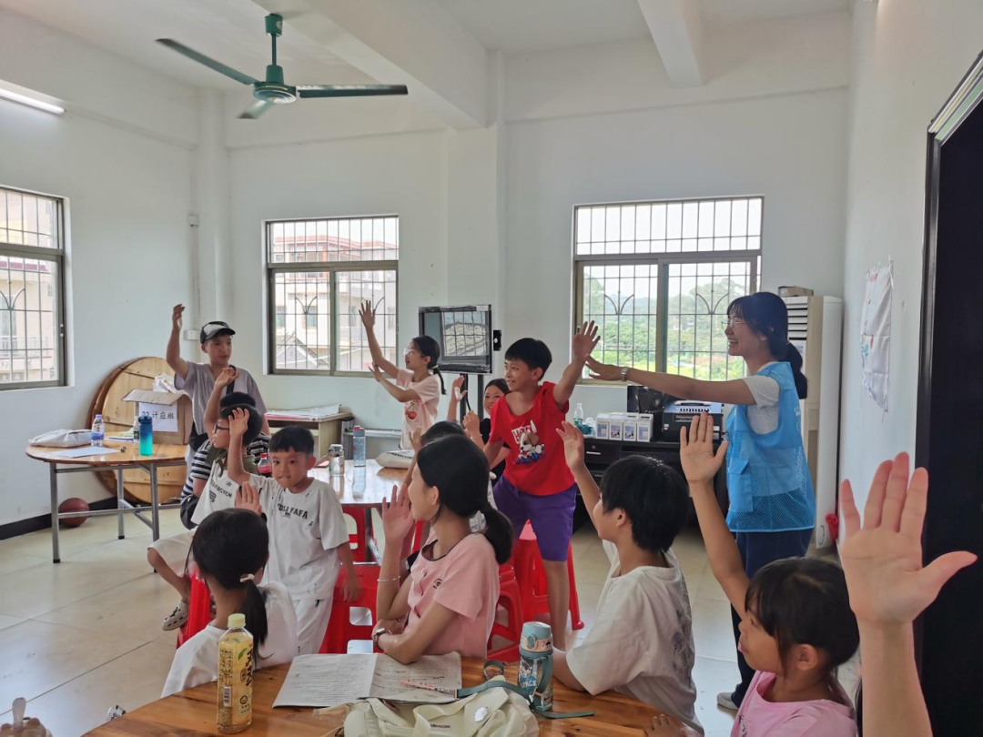 孩子们踊跃举手参加杨桃绕口令挑战。