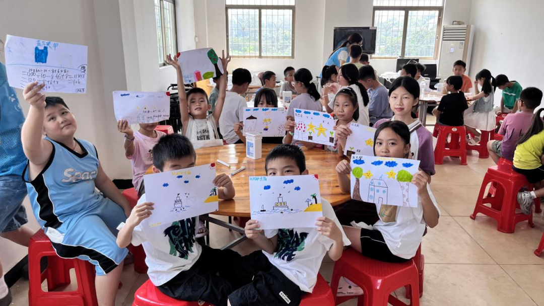 孩子们展示自己的成果。