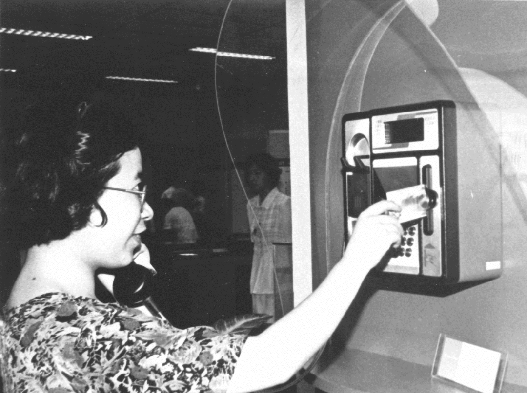 上世纪八九十年代的插卡电话。