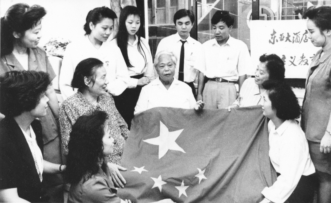 1949年10月14日,长堤大马路东亚大酒店三楼窗前升起了广州第一面五星红旗。此后,这面五星红旗的故事成为酒店爱国主义教育的重要内容。