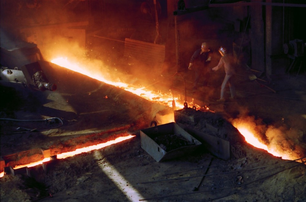 钢铁厂出铁瞬间。