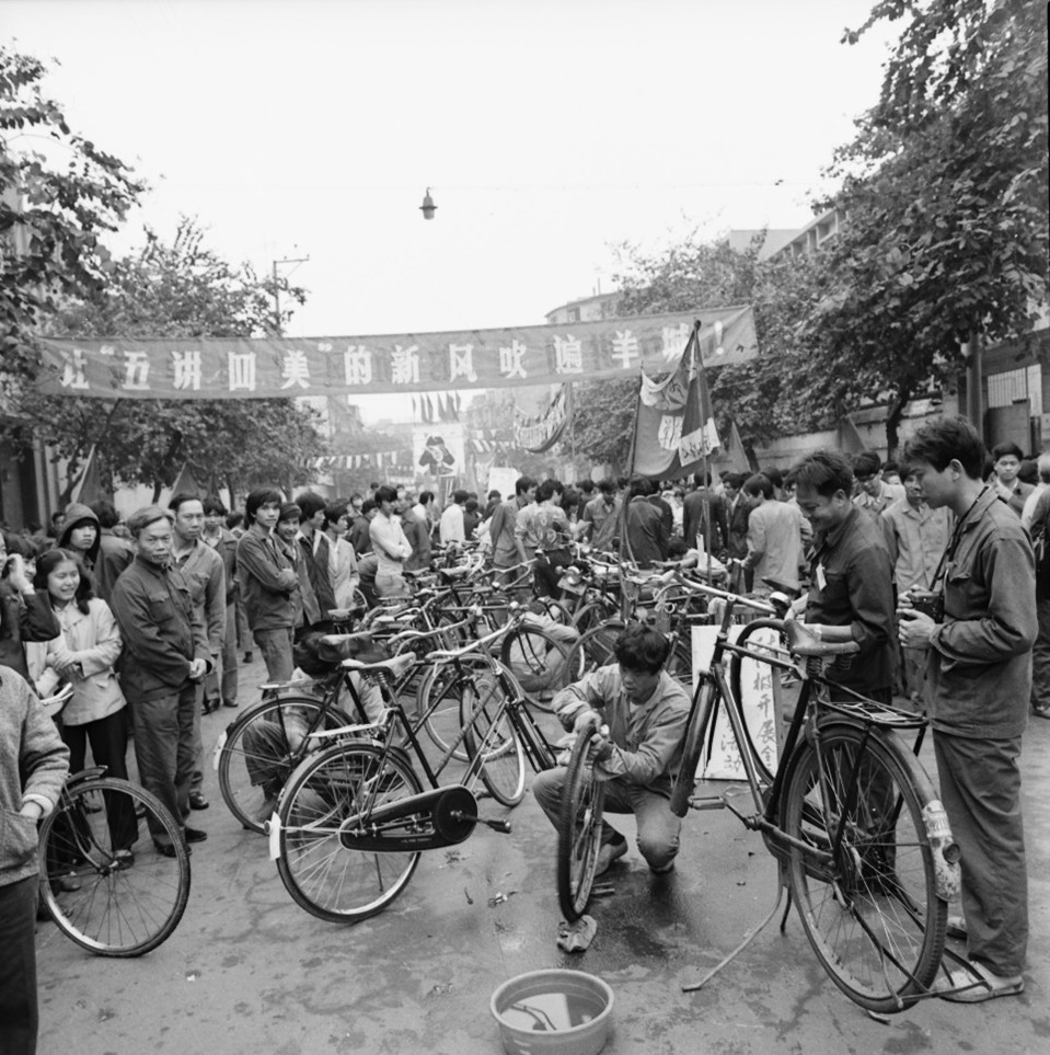 1982年的青年服务集市。