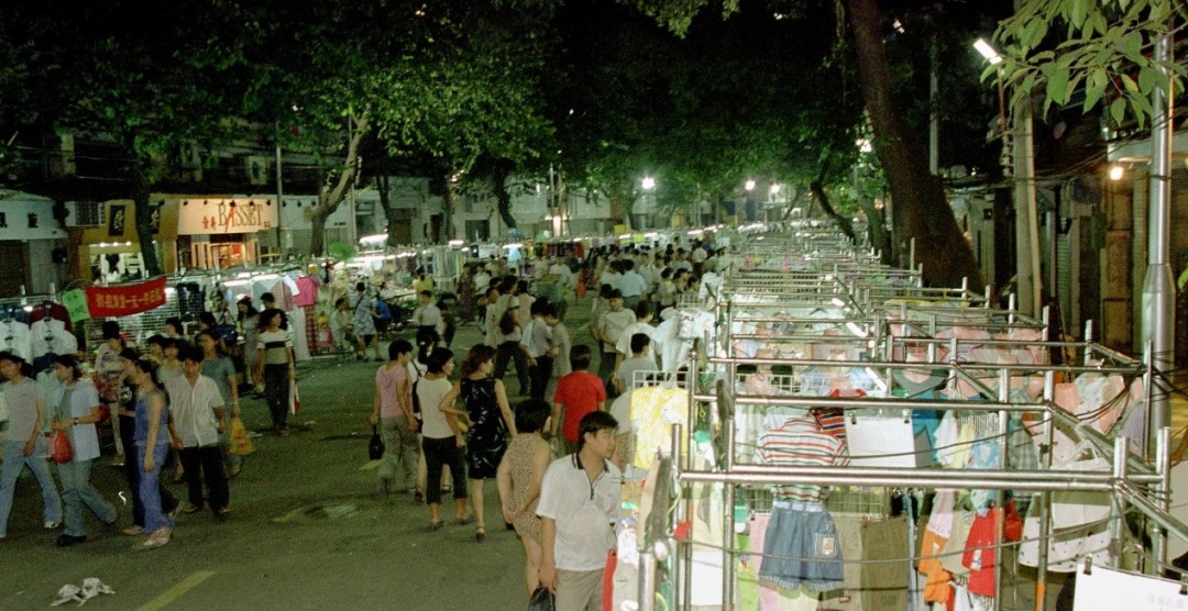 1984年设立西湖路灯光夜市,这是内地首个采用灯光照明模式的夜间集市。