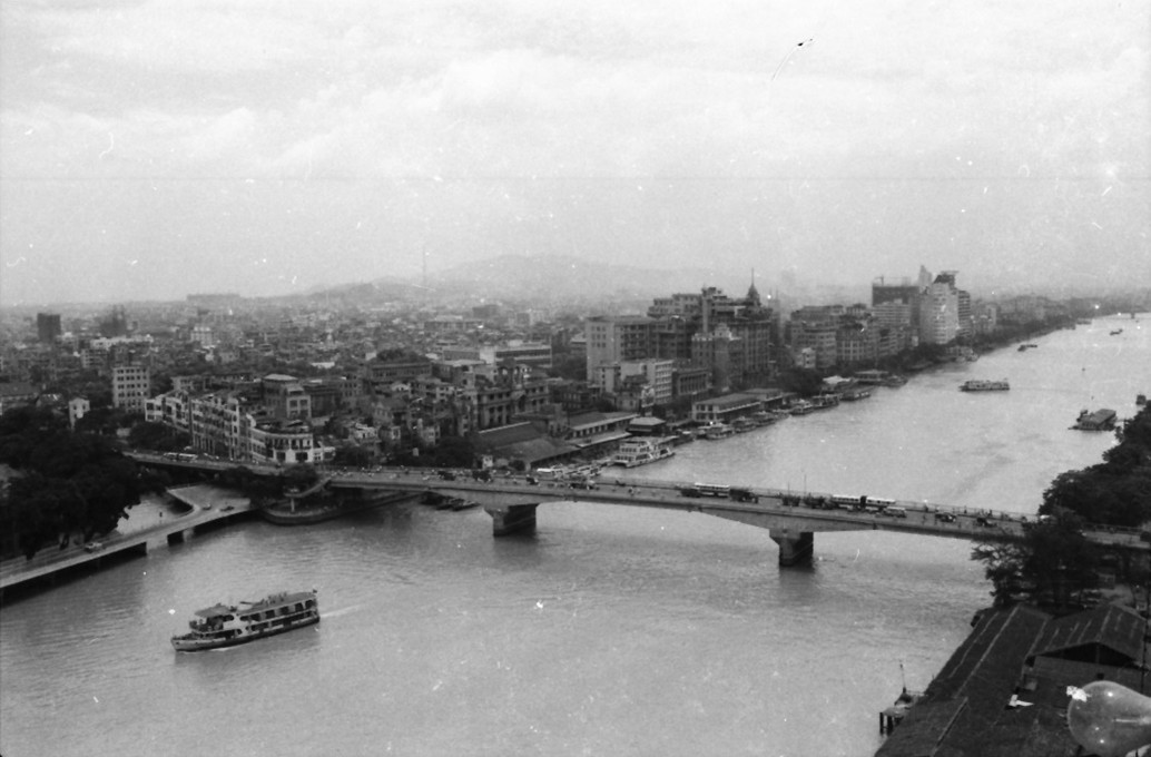 1990年远眺人民桥。
