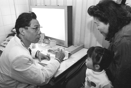 上世纪90年代钟南山坐诊。