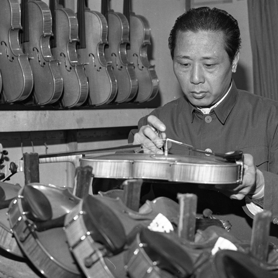 制琴大师陈锦农。