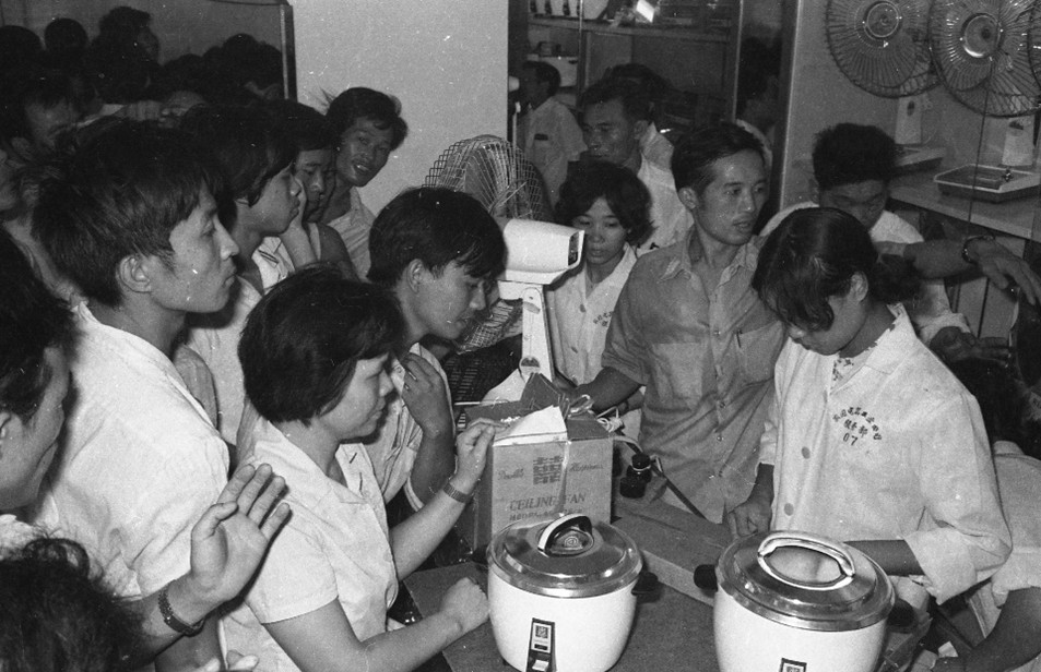 三角牌电饭煲受到追捧。