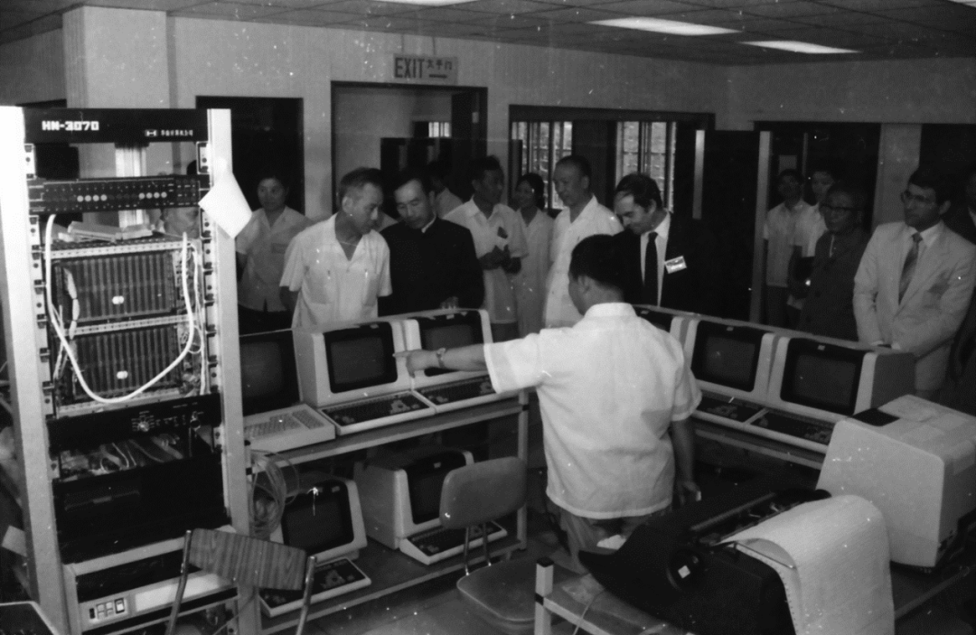 华南计算机公司引进国外小型计算机生产线。