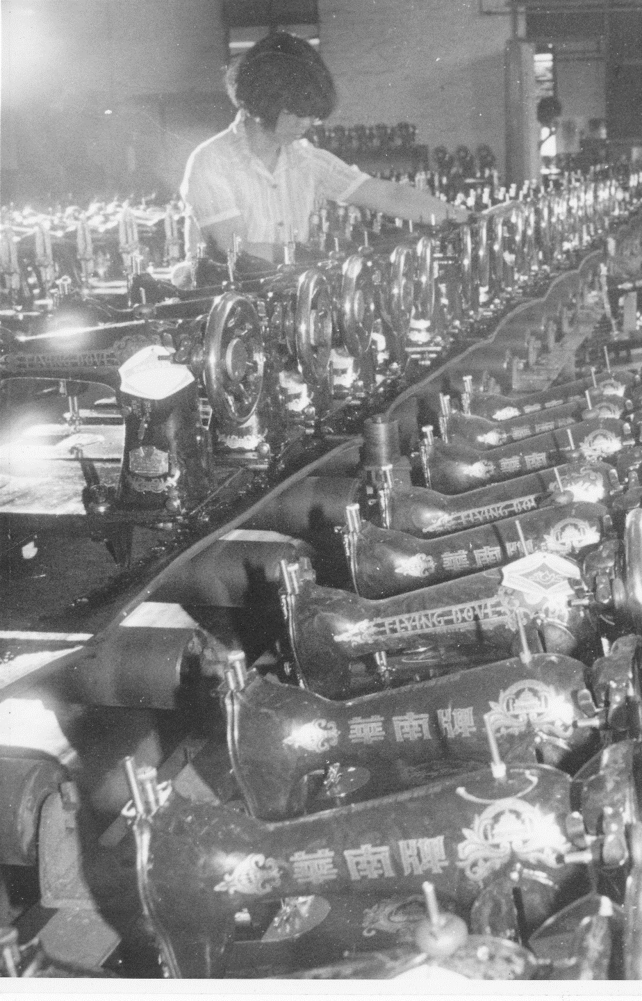 华南牌缝纫机生产线。