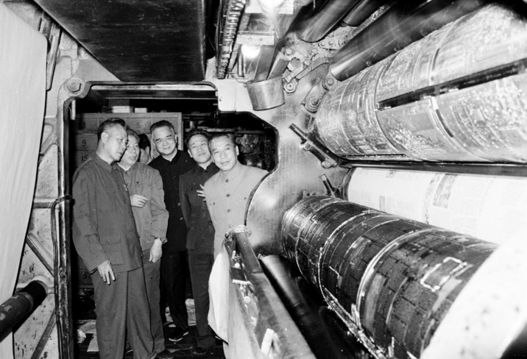 1982年春节前夕,时任省市领导梁灵光(中)许士杰(左一)等视察广州日报胶印机房(左二为时任广州日报社社长罗妙)。