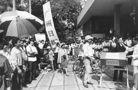 自办发行活动中为读者摇大奖。