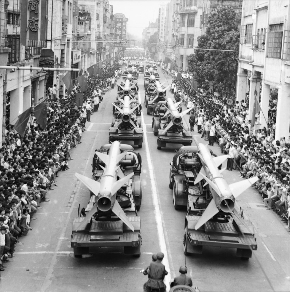 1981年广州举行国庆阅兵式。