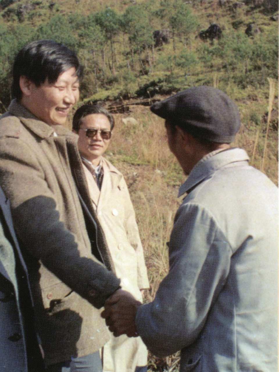 1989年1月，习近平到周宁县走访种林专业户。（图源：《习近平在宁德》）