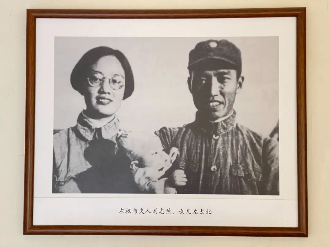 左权与家人合照。图源:新华社
