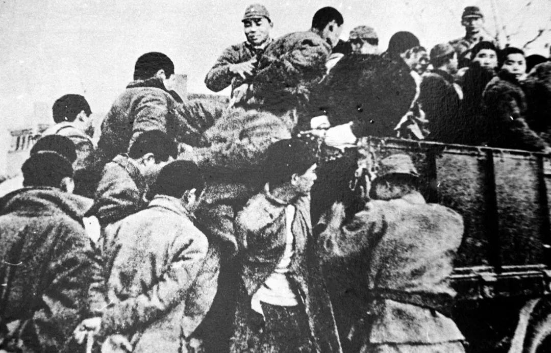 日军将大批南京青壮年捆绑后,押往郊外集体屠杀。图源:新华社