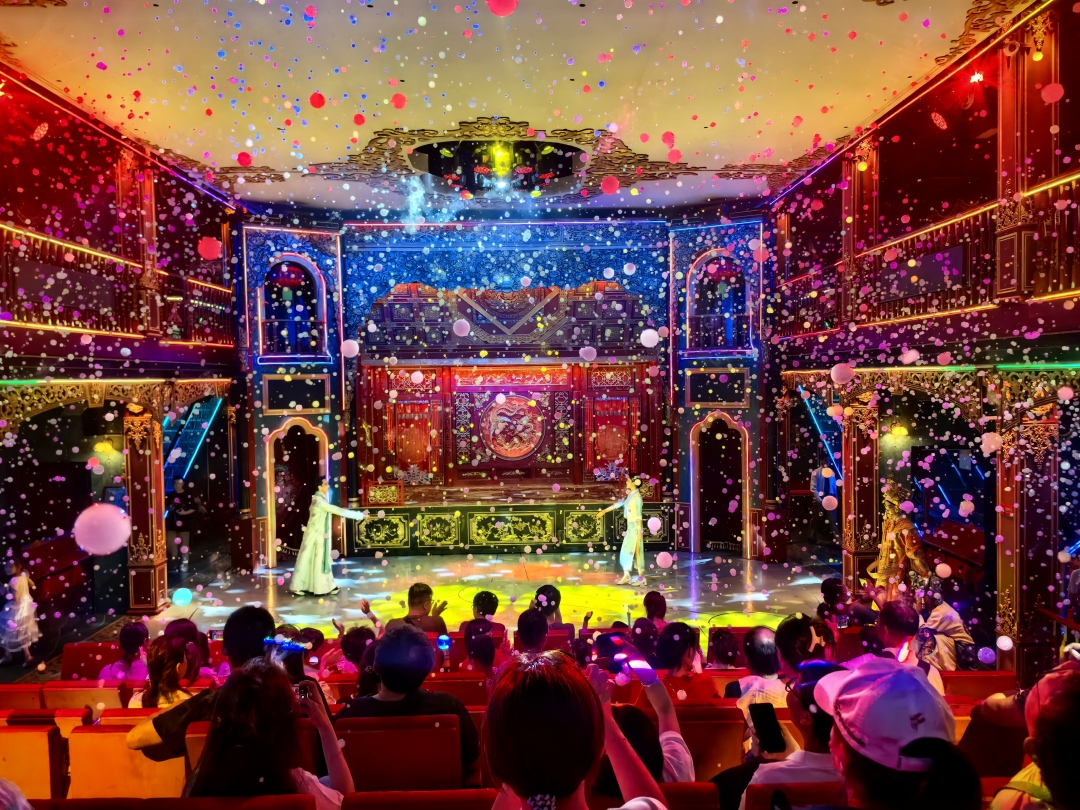 学子在珠江红船欣赏粤剧