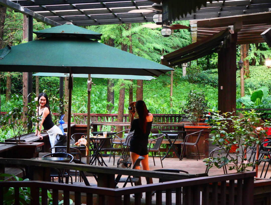 书屋采用“书吧+轻餐饮”模式,吸引不少市民前来打卡2