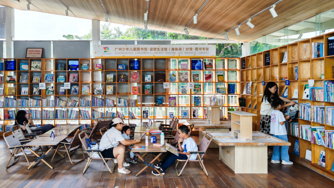 在书香浓郁的湖畔图书室里,孩子们享受阅读的快乐2 在书香浓郁的湖畔图书室里,孩子们享受阅读的快乐2