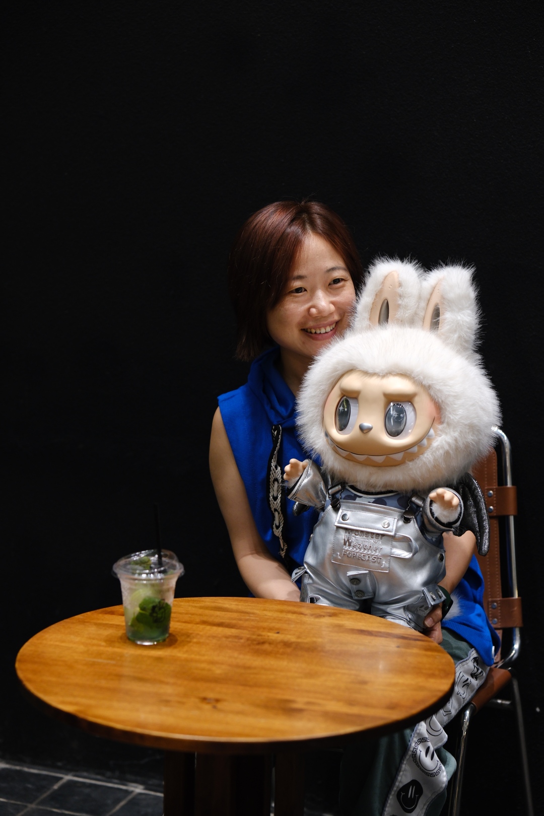 饭饭为Labubu制作娃衣。受访者供图