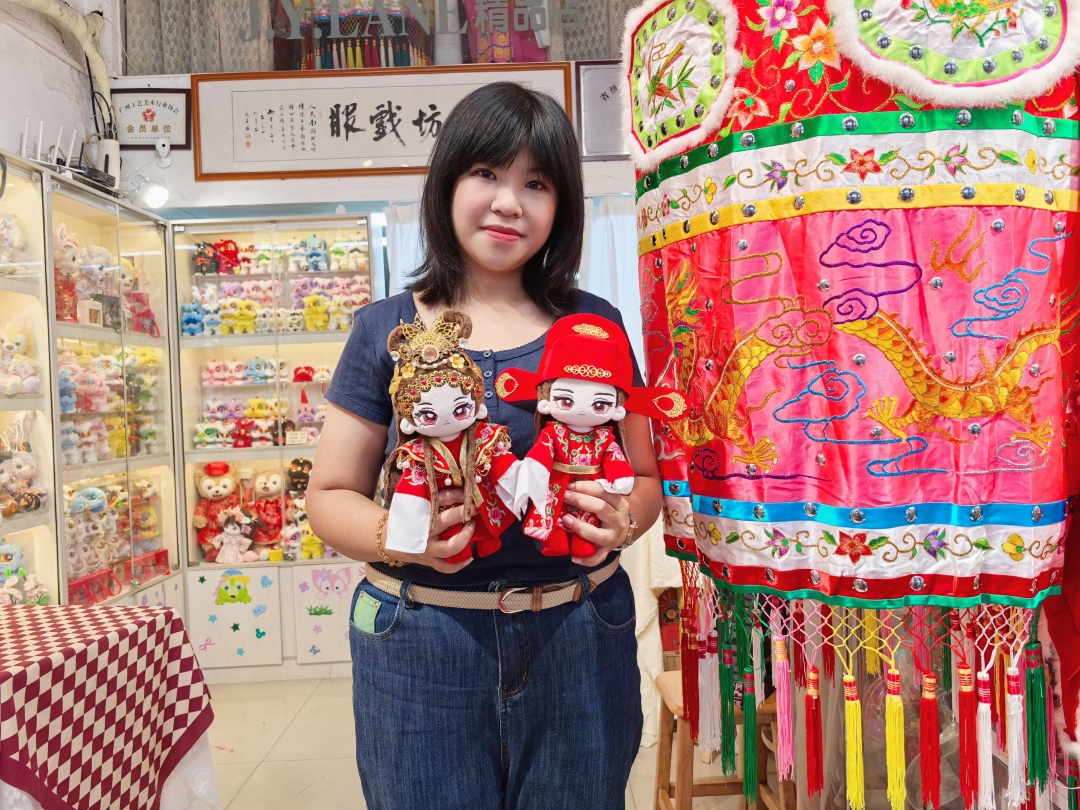 何凤婷与制作的粤剧棉花娃娃。信息时报记者 黄丽霞摄