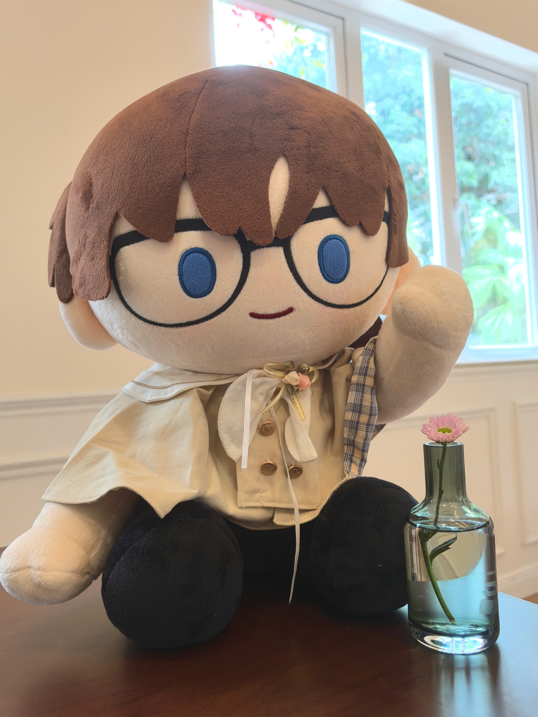 汤汤为棉花娃娃装骨,装好后的棉花娃娃能摆出丰富造型。信息时报记者 黄丽霞摄