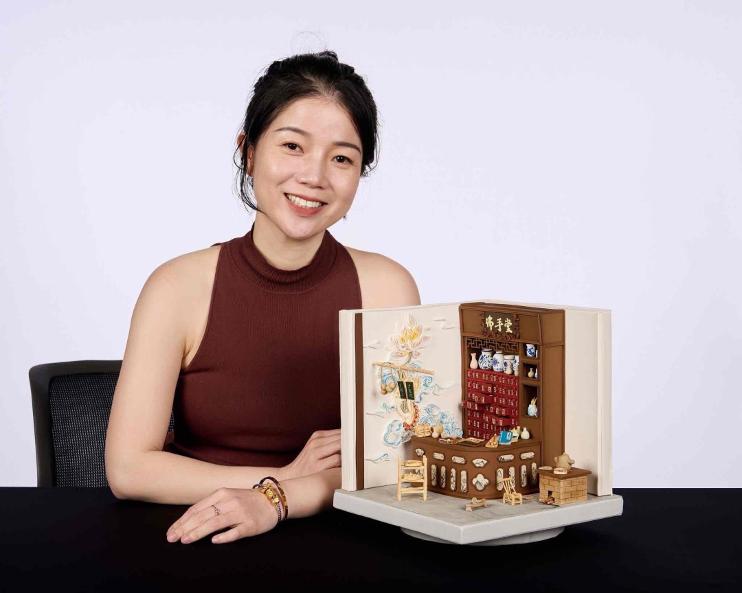 陈奕园和她做的中药铺翻糖蛋糕。受访者供图