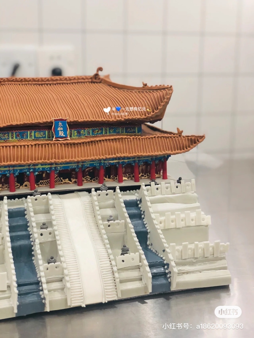 陈奕园制作的太和殿翻糖蛋糕,受访者供图