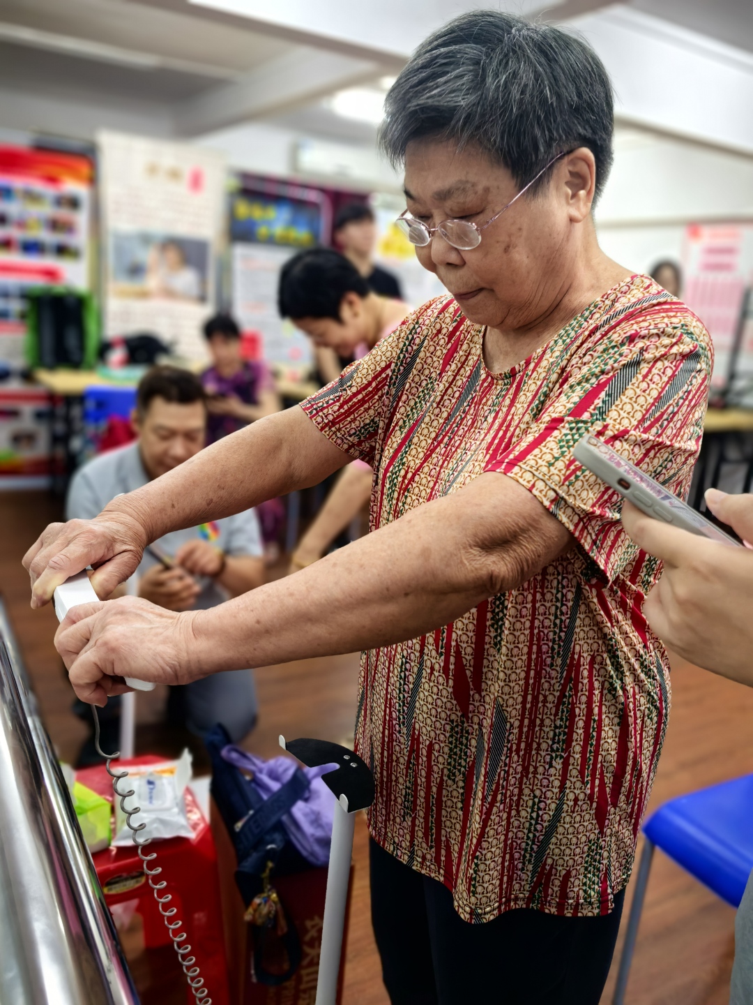 人民街居民在体验“健康体测”.jpg 人民街居民在体验“健康体测”.jpg
