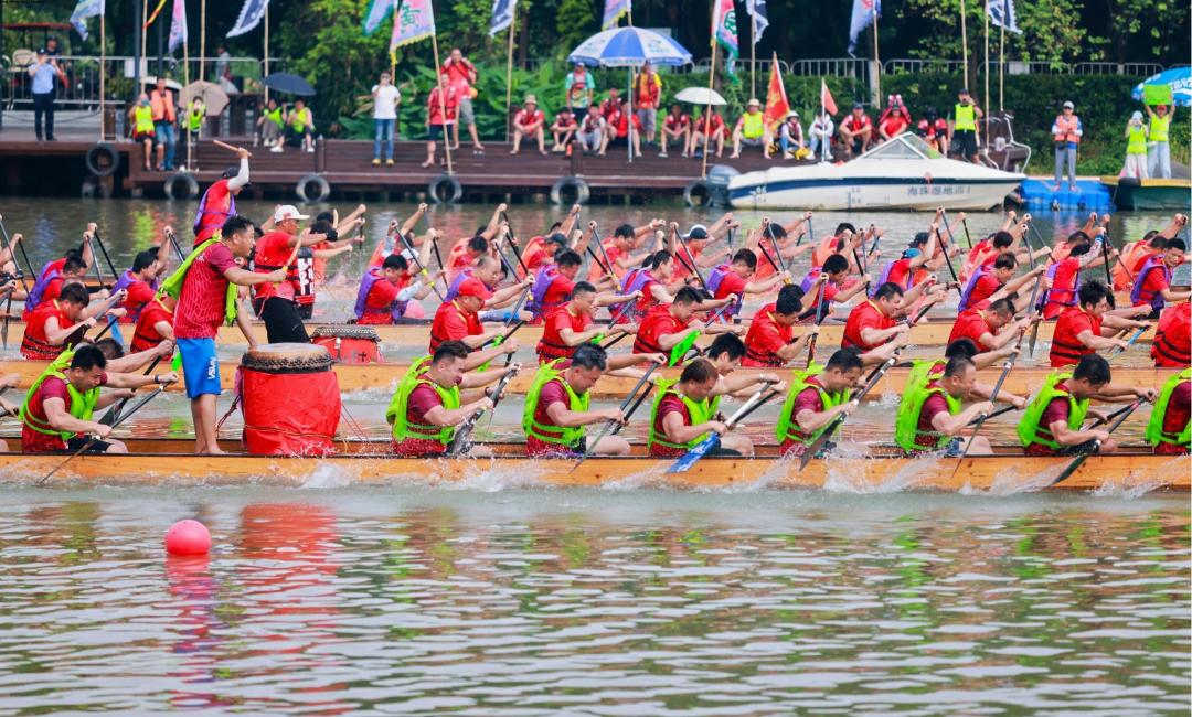 2025年5月31日-6月2日,2025第七届海珠湿地龙船景活动在海珠湿地成功举办,活动现场,苏炳添与各选手们同乘龙舟、并肩作战,将端午气氛推向高潮。(1)
