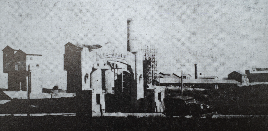 20世纪30年代,位于西村的工业区大门。