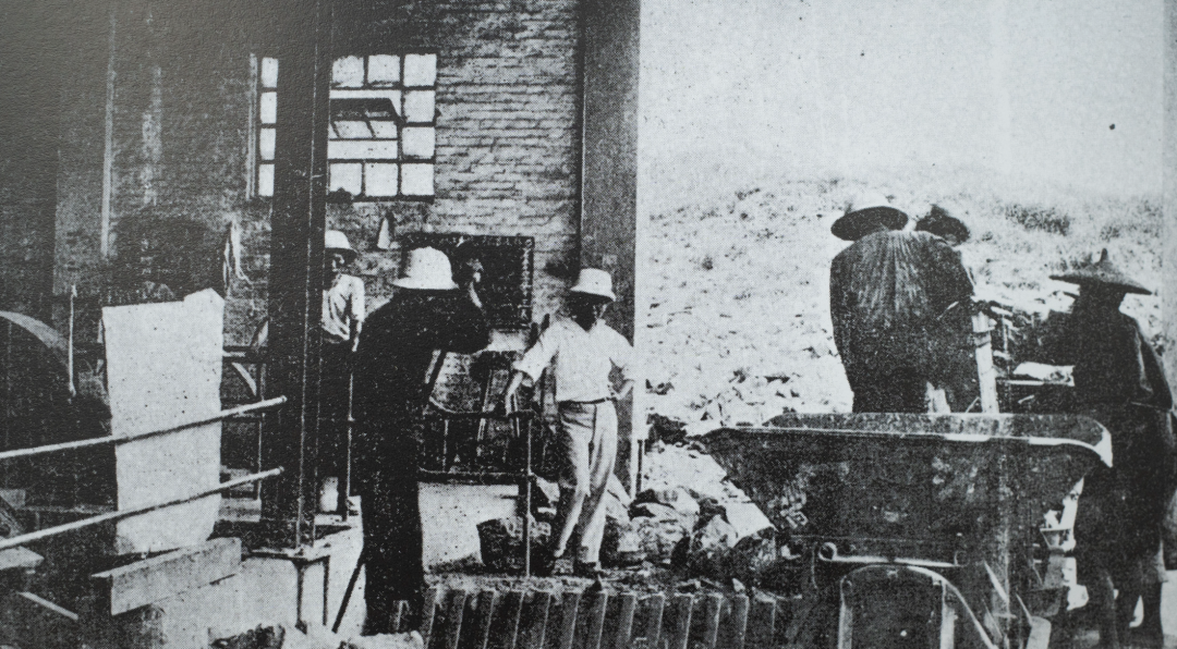 20世纪30年代,西村士敏土厂的碎石机在工作。