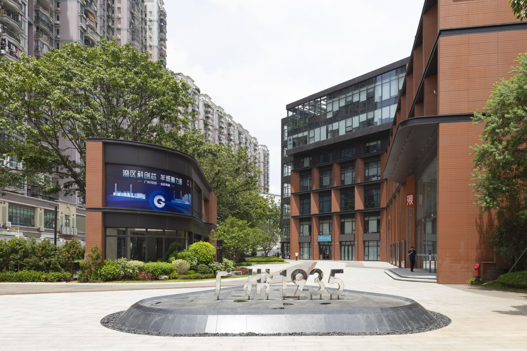 西村发电厂旧址蝶变为集科创、商业、休闲于一体的新天地。