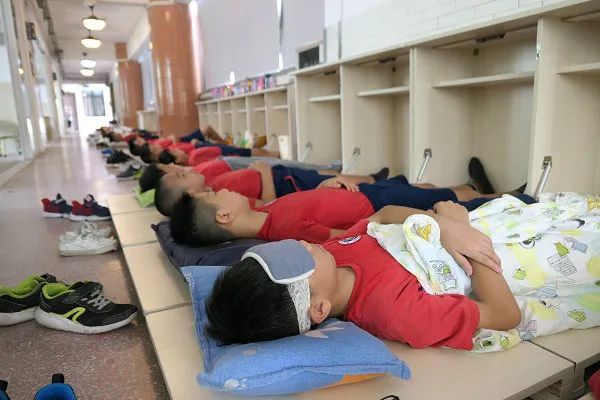 西关培正小学恩宁校区,小手一拉,柜子便摇身变成了一张“午休床”。(信息时报