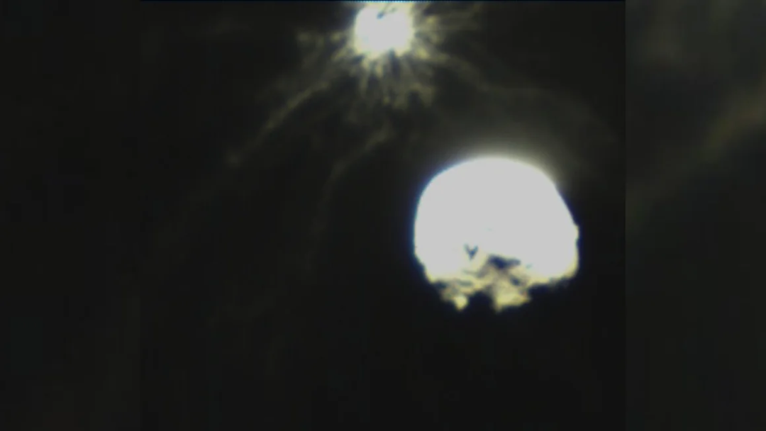 卫星捕捉到撞击和喷发瞬间的画面