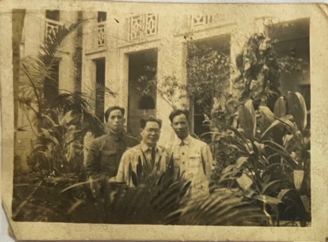 报人们在创刊时期的广州日报社(丰宁路54号)院内合影。旧照翻拍